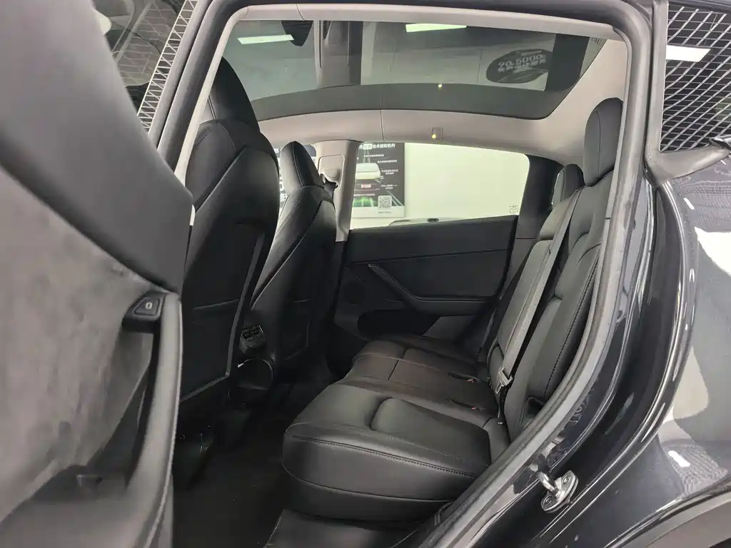 Tesla Model Y — миниатюра 12