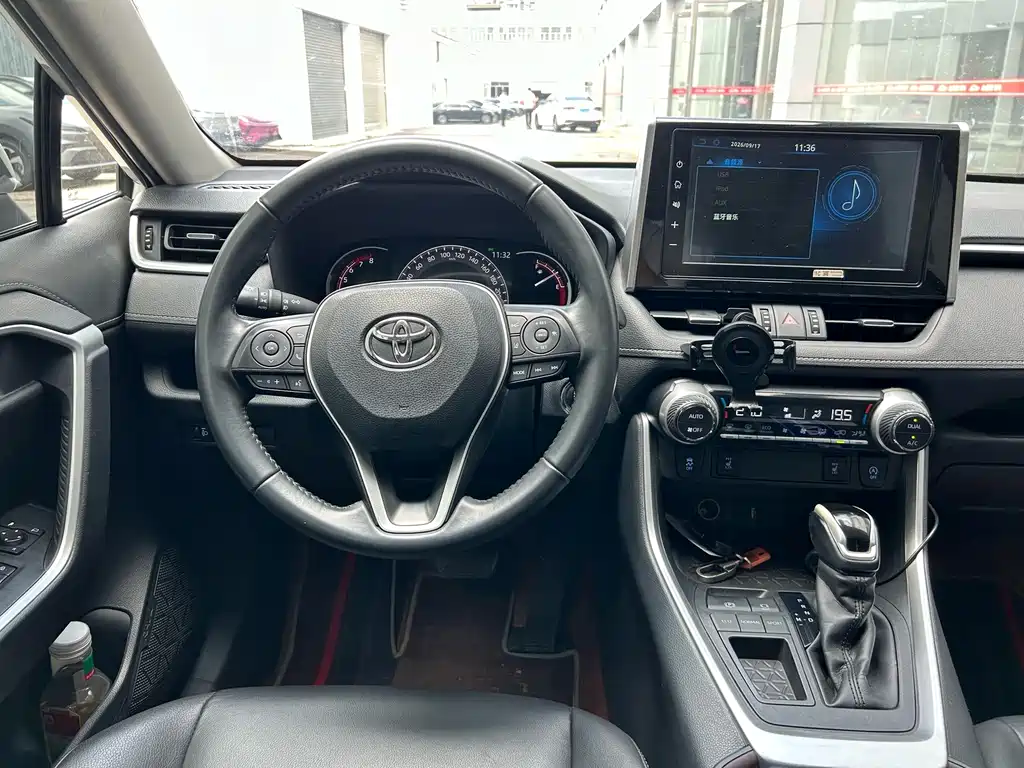 Toyota RAV4 — миниатюра 8
