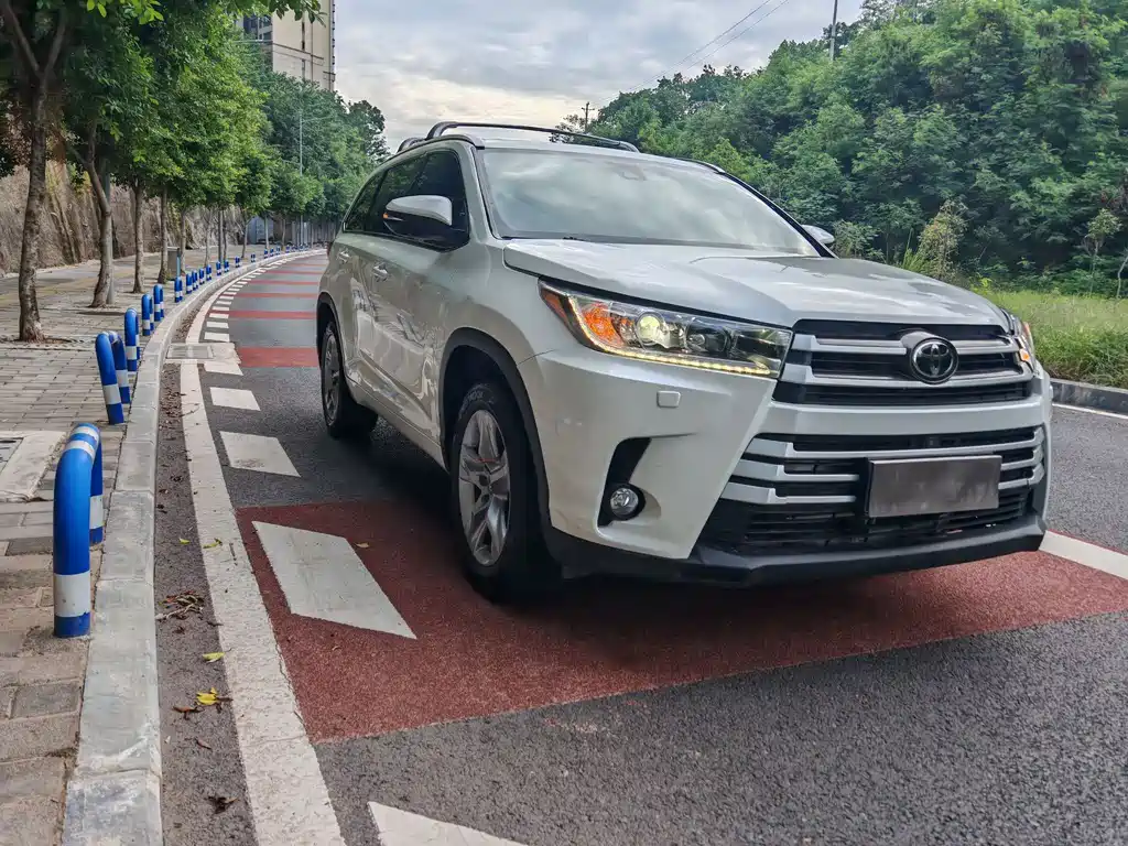 TOYOTA HIGHLANDER