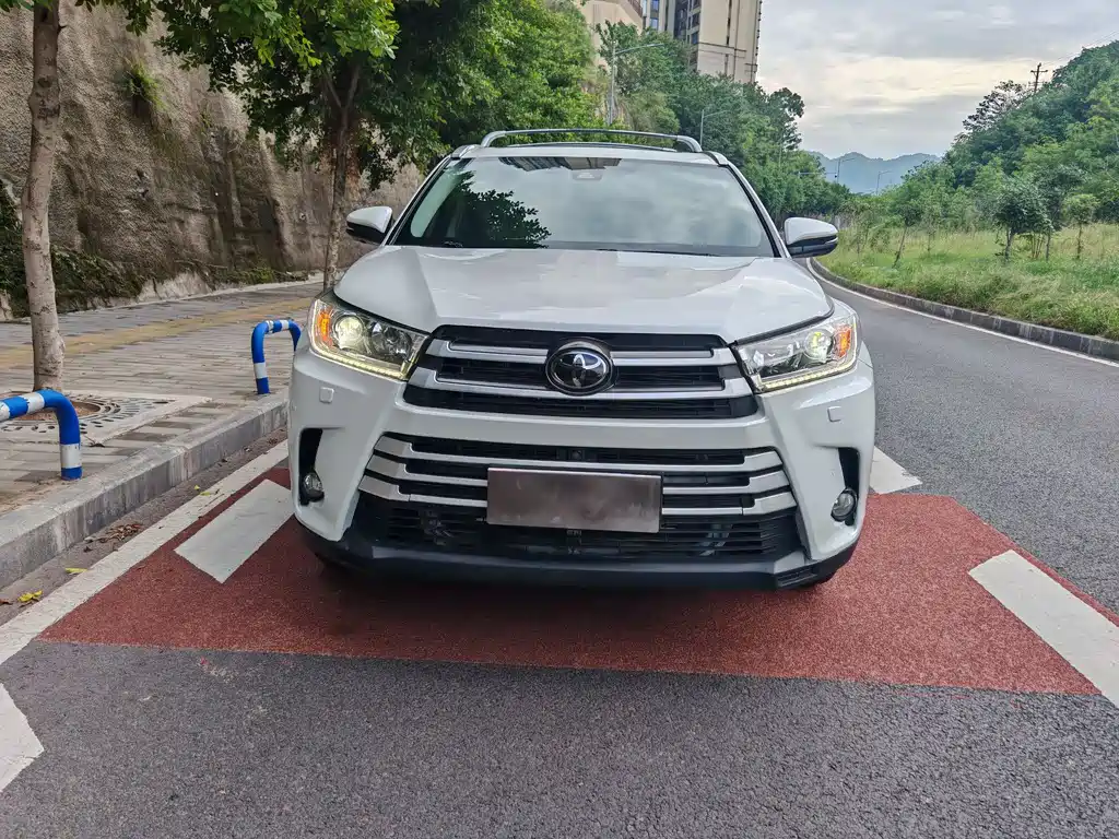 TOYOTA HIGHLANDER