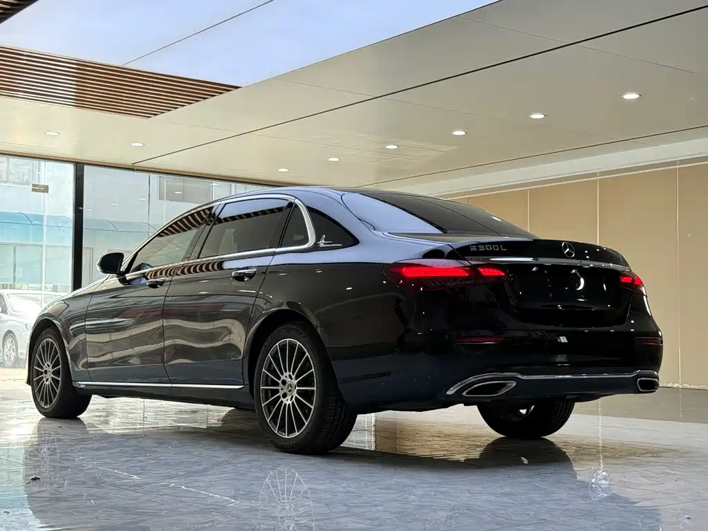 Mercedes-Benz E-Class — миниатюра 9