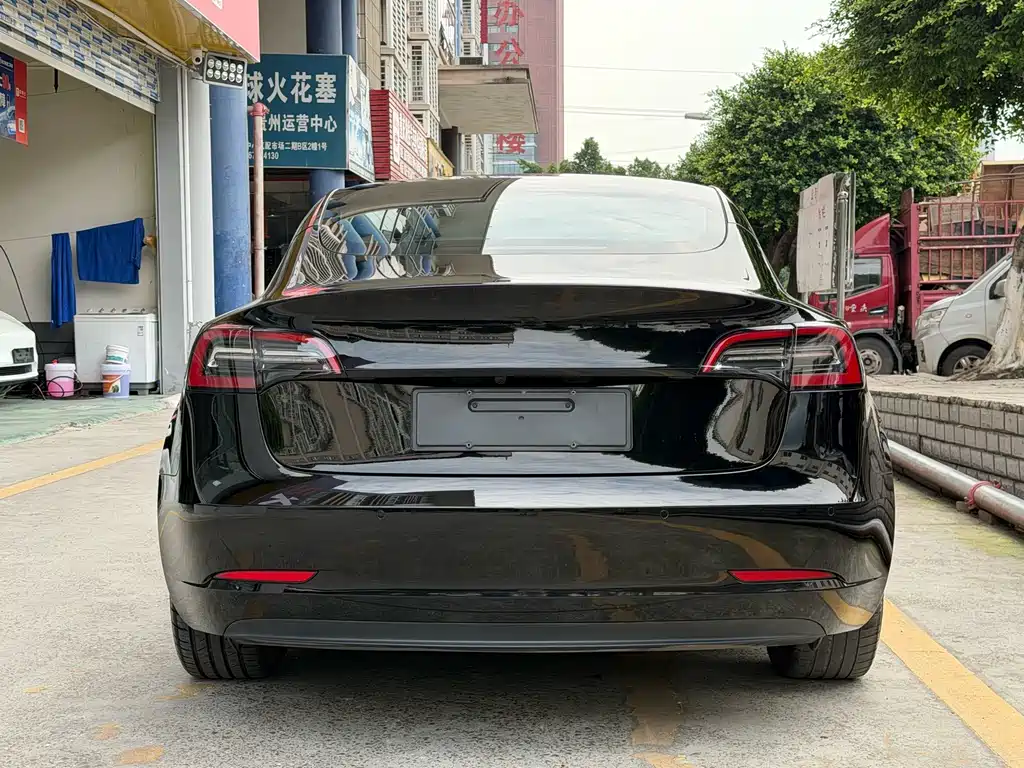 Tesla Model 3 — миниатюра 7