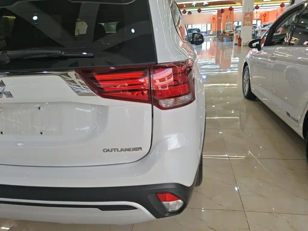 Mitsubishi Outlander — миниатюра 8