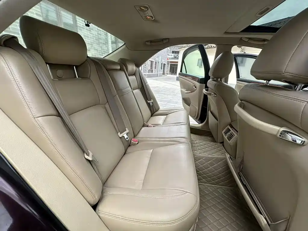 Toyota Crown — миниатюра 9