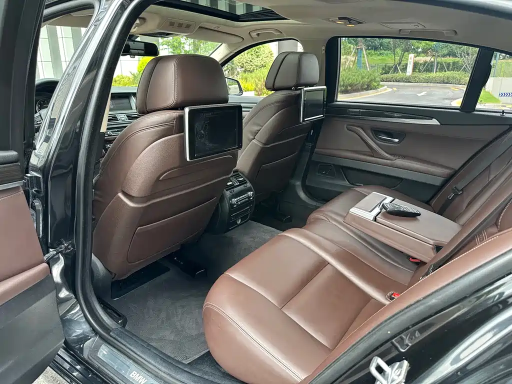 BMW 5 Series — миниатюра 13