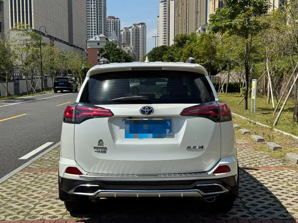 Toyota RAV4 — миниатюра 8