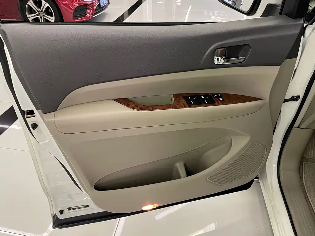 BYD M6 — миниатюра 34