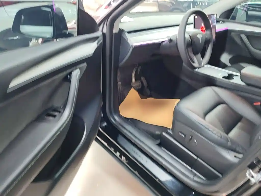 Tesla Model Y — миниатюра 16