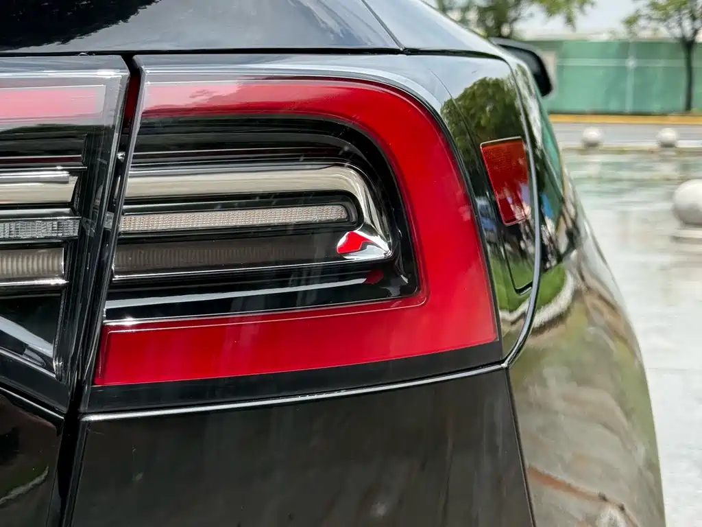 Tesla Model Y — миниатюра 9