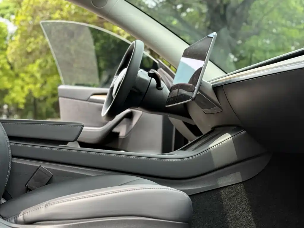 Tesla Model Y — миниатюра 15