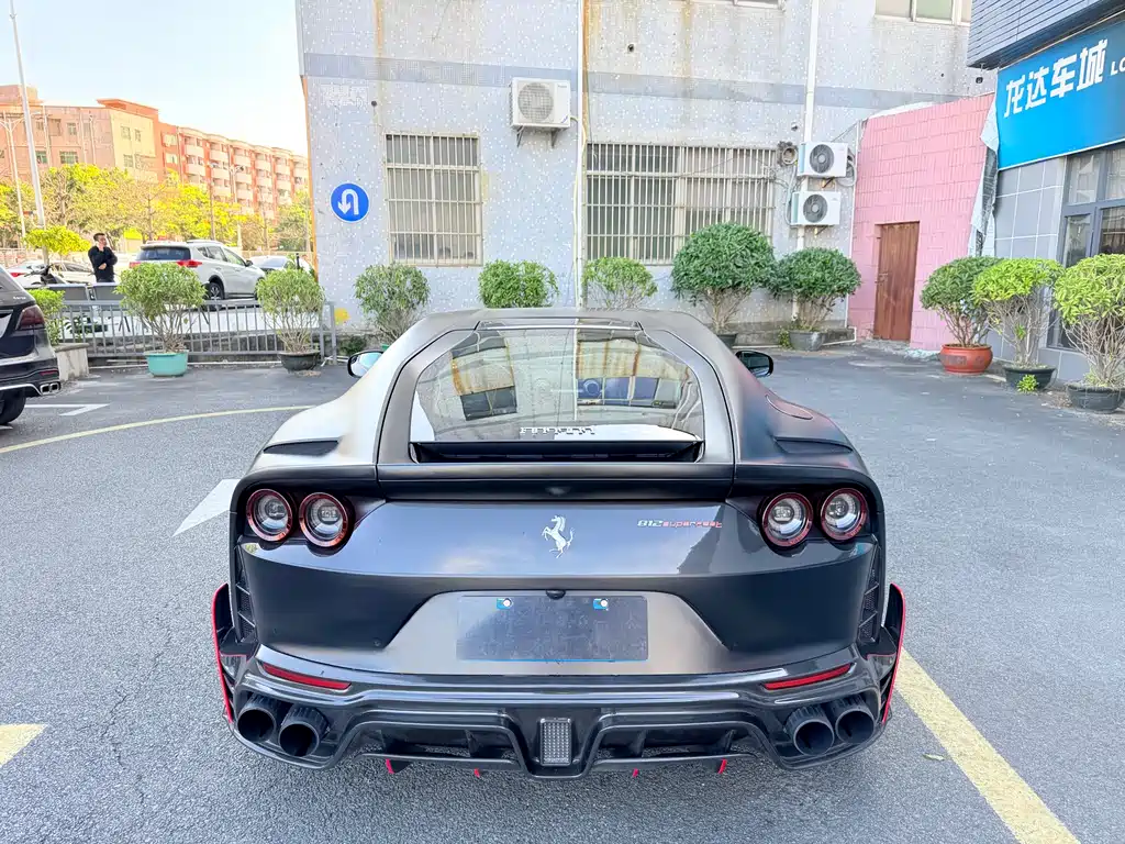 FERRARI 812