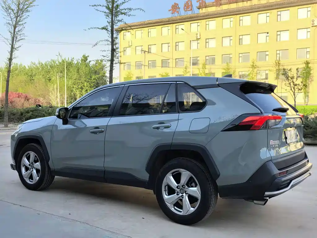 Toyota RAV4 — миниатюра 7