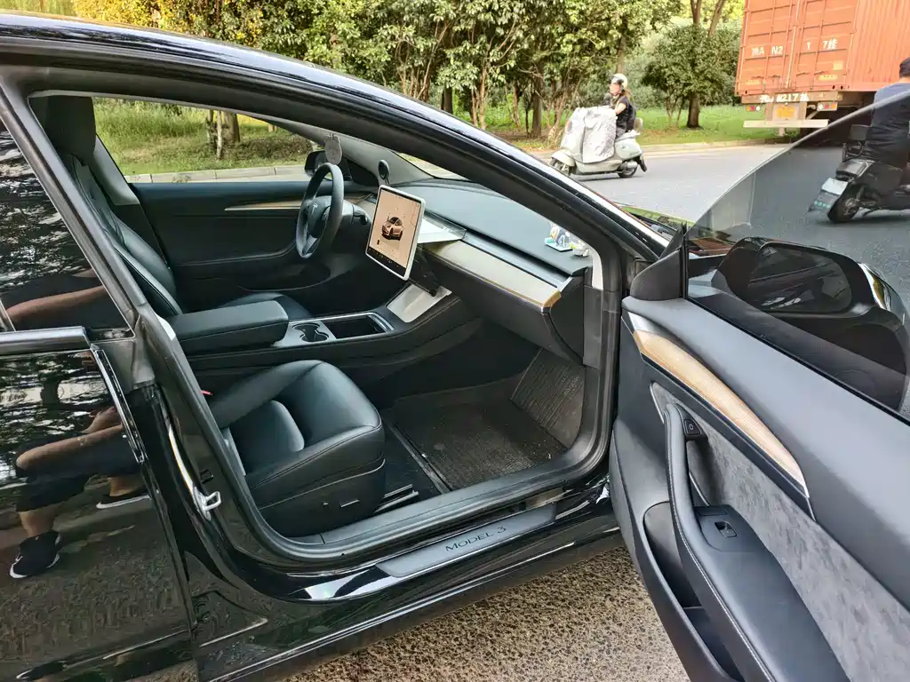 Tesla Model 3 — миниатюра 13