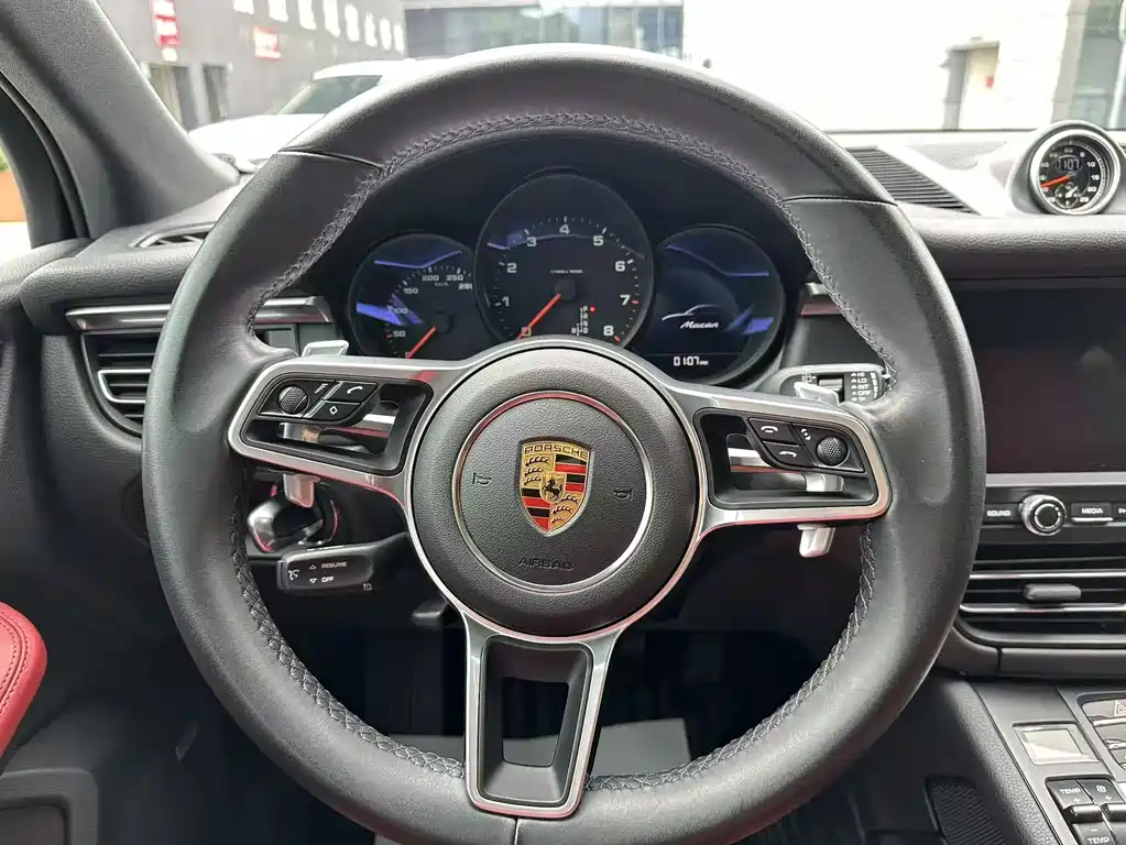 Porsche Macan — миниатюра 11