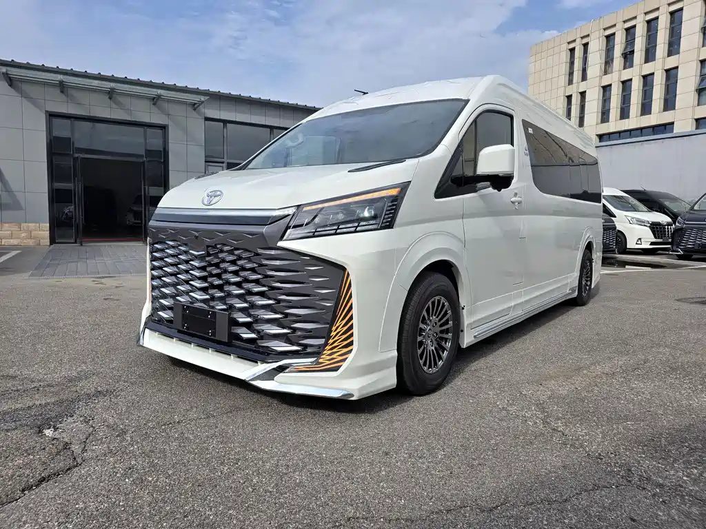 Toyota HiAce 2022 3.5L MT