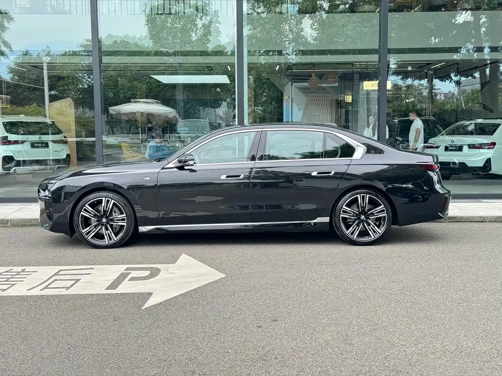 BMW 7 Series — миниатюра 4