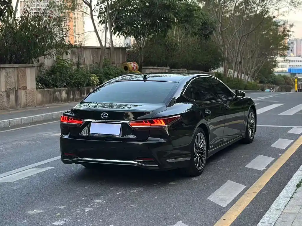 Lexus LS — миниатюра 9