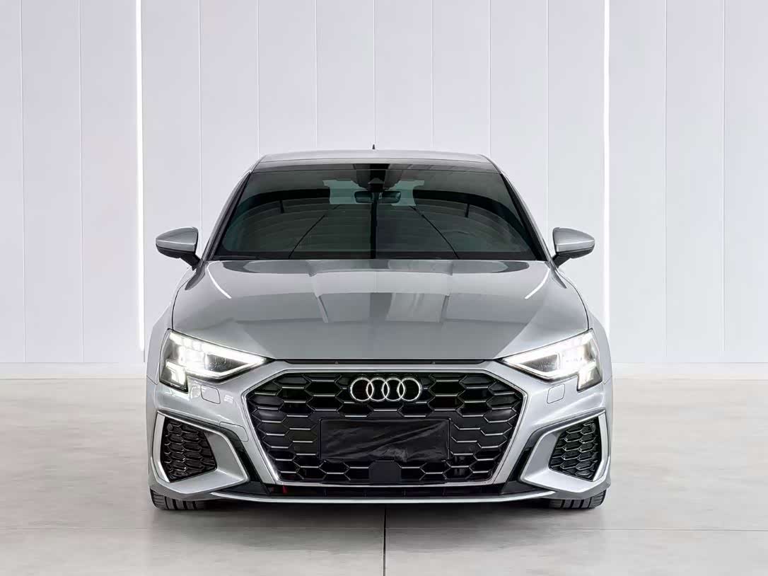 Audi A3 1.4 л 2023 г. Серебристо-серый, пробег 40000 км