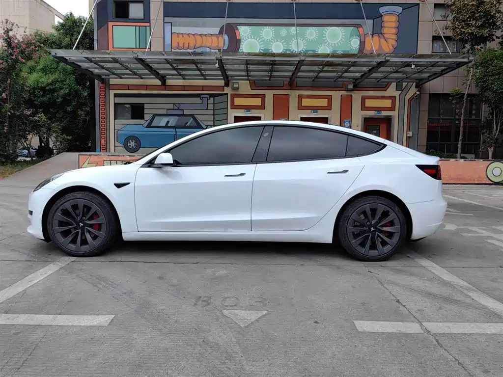 TESLA MODEL 3