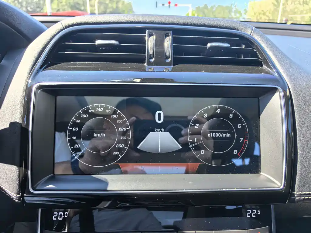 Jaguar XE — миниатюра 9