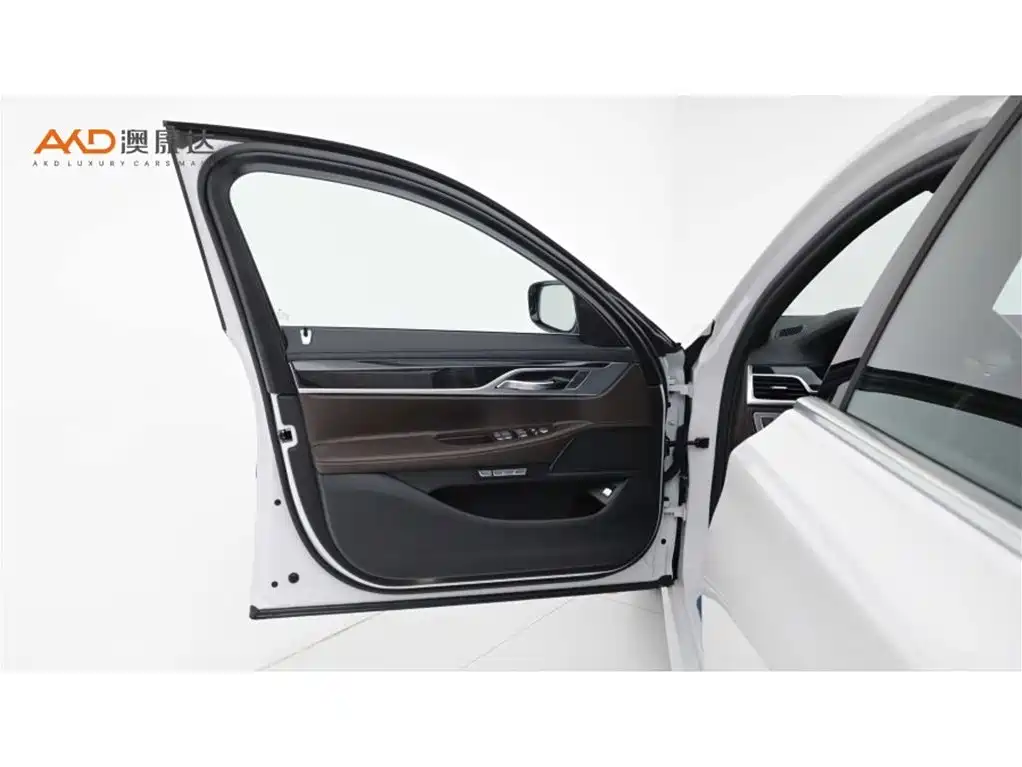 BMW 7 Series — миниатюра 10