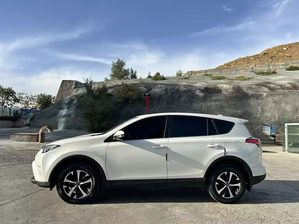 Toyota RAV4 — миниатюра 15