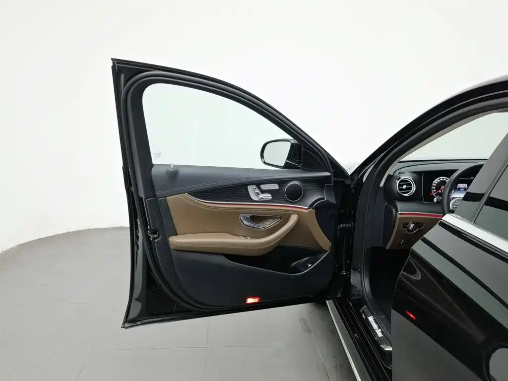 Mercedes-Benz E-Class — миниатюра 8
