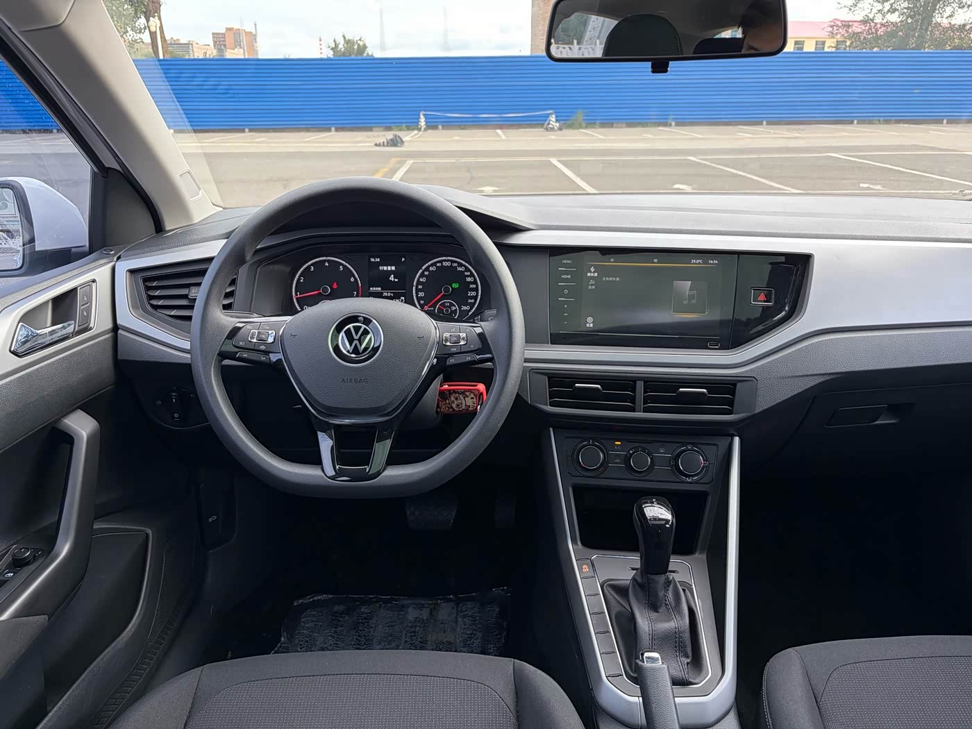 Volkswagen Polo 1.5 л 2021 г. Белый, пробег 28000 км