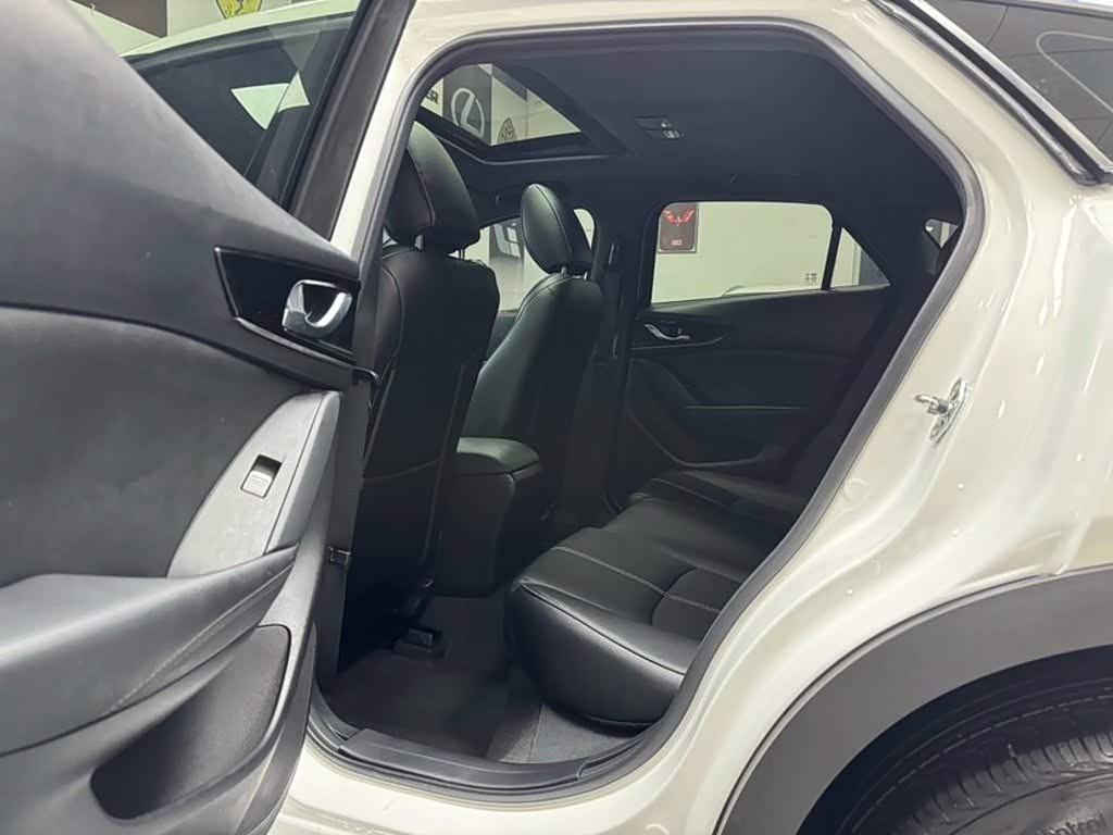 Mazda CX-4 2.0 л 2023 г. Белый, пробег 38000 км