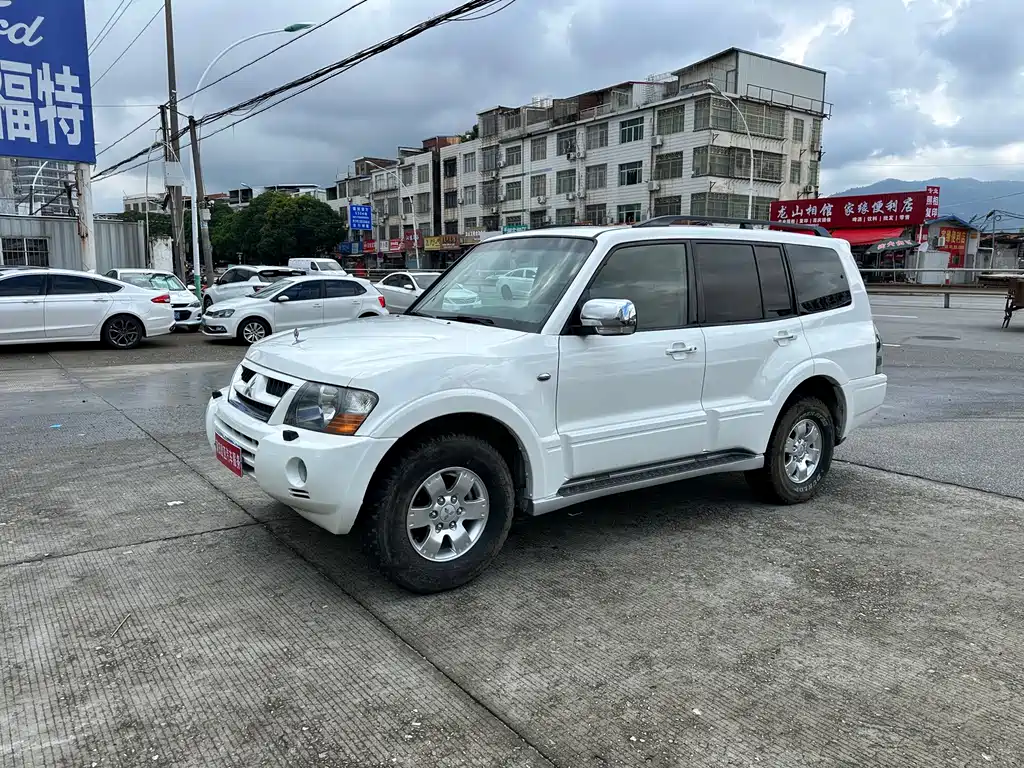Mitsubishi Pajero — миниатюра 2