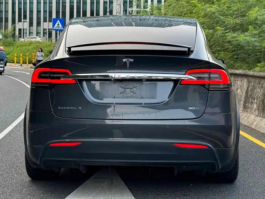 Tesla Model X — миниатюра 5