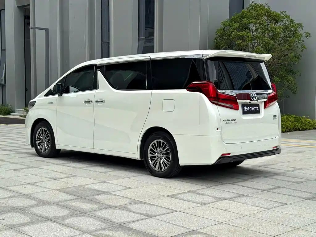 Toyota Alphard — миниатюра 5