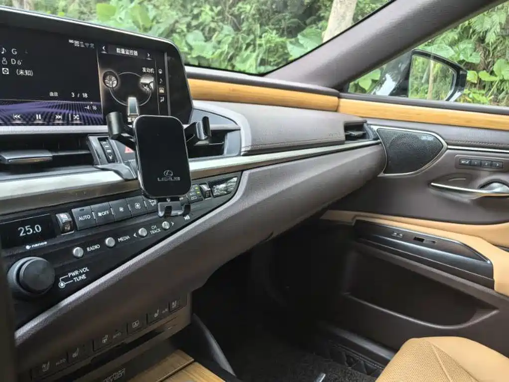 Lexus ES — миниатюра 12