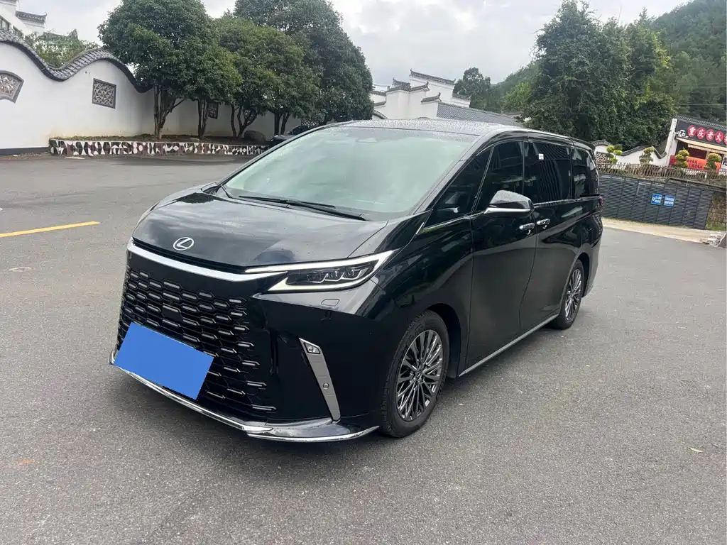 Lexus LM