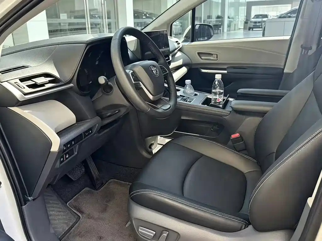 Toyota Sienna — миниатюра 8