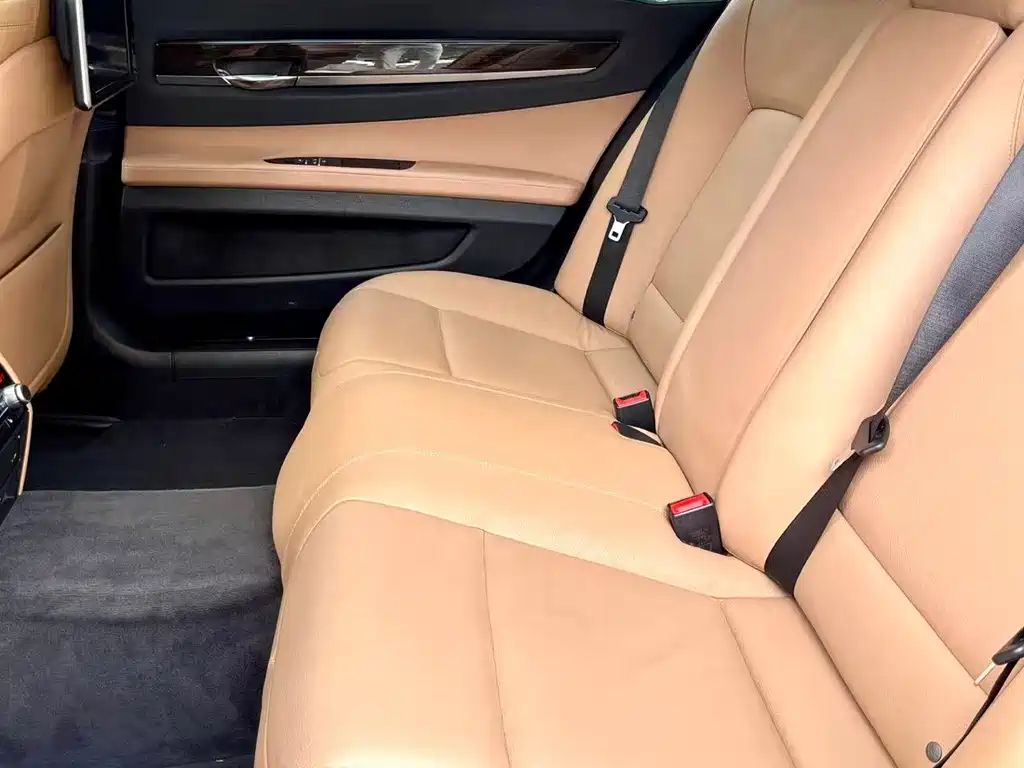 BMW 7 Series — миниатюра 10