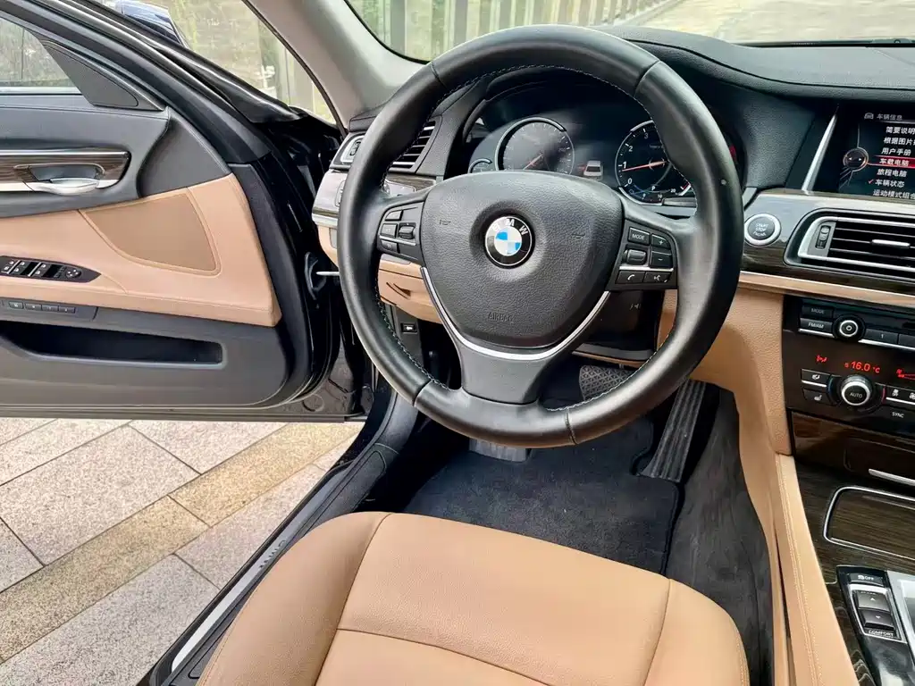 BMW 7 Series — миниатюра 13