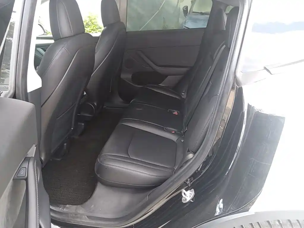 Tesla Model Y — миниатюра 17
