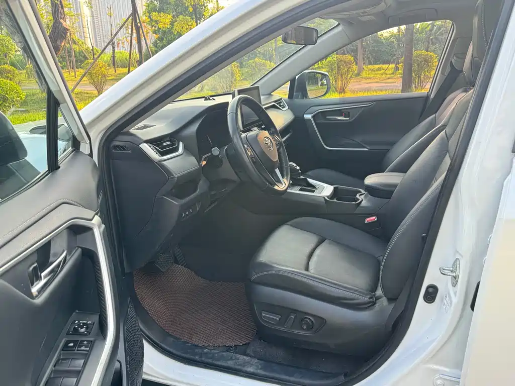 Toyota RAV4 — миниатюра 9