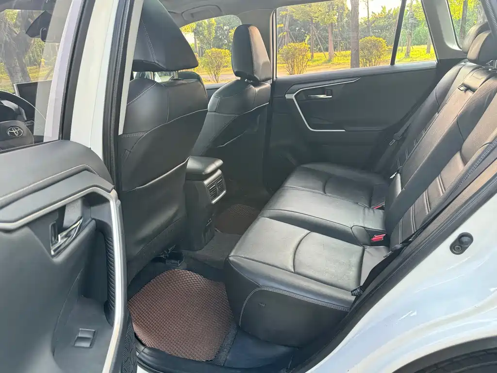 Toyota RAV4 — миниатюра 10