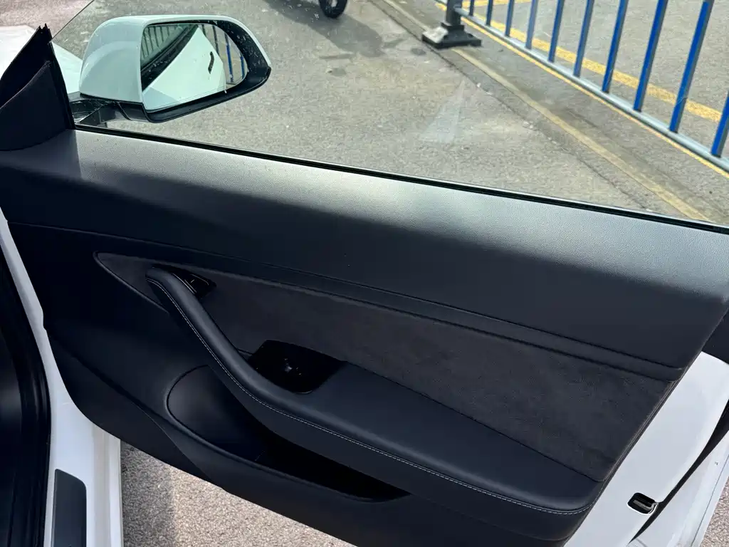 Tesla Model 3 — миниатюра 9