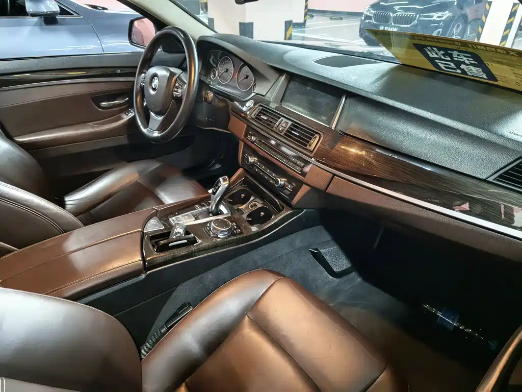 BMW 5 Series — миниатюра 7