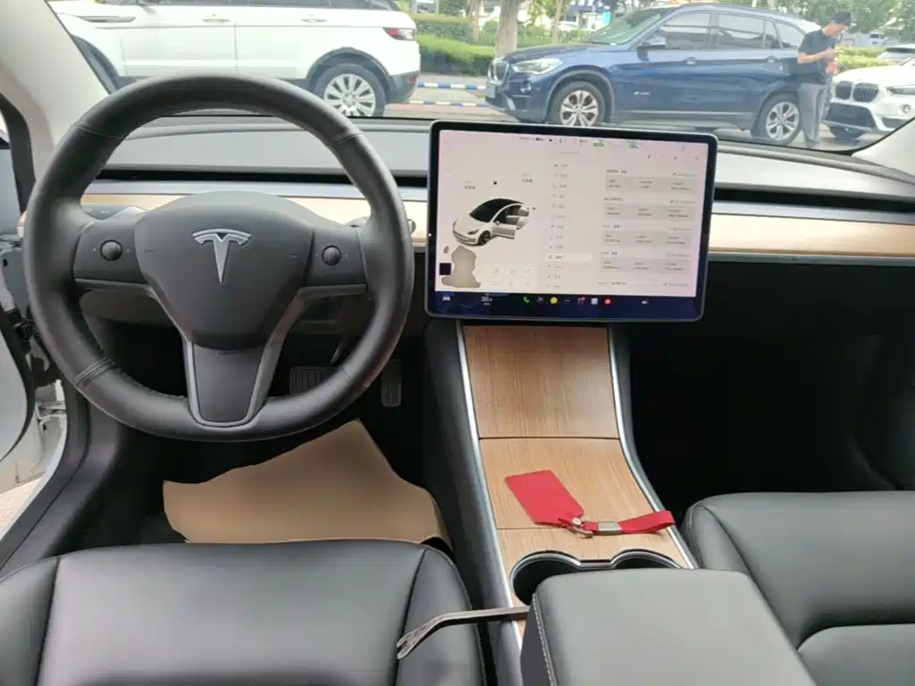 Tesla Model 3 — миниатюра 10