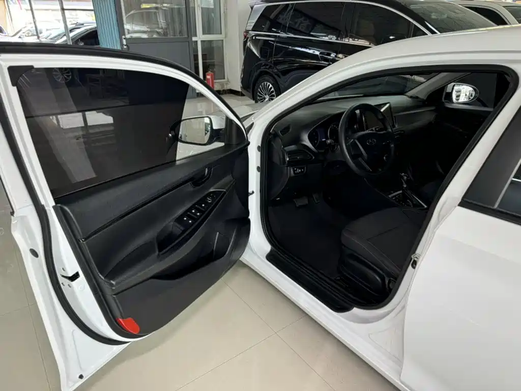 Hyundai Elantra — миниатюра 16