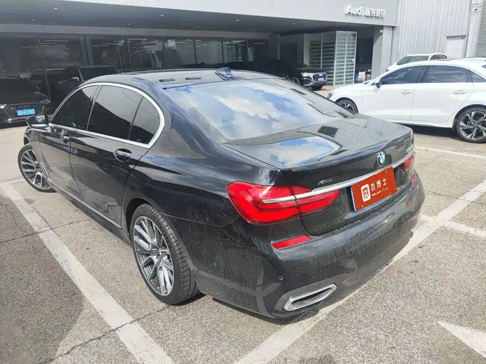 BMW 7 Series — миниатюра 8