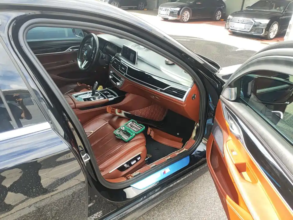 BMW 7 Series — миниатюра 7