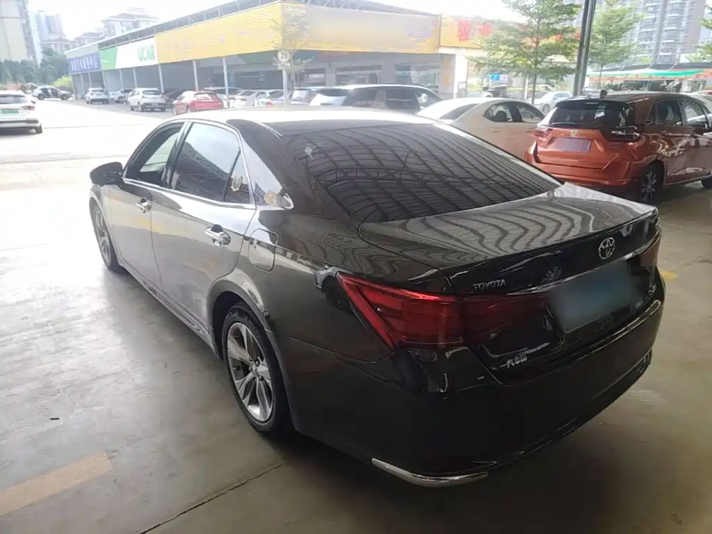 Toyota Crown — миниатюра 5