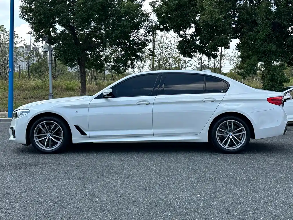 BMW 5 Series — миниатюра 8