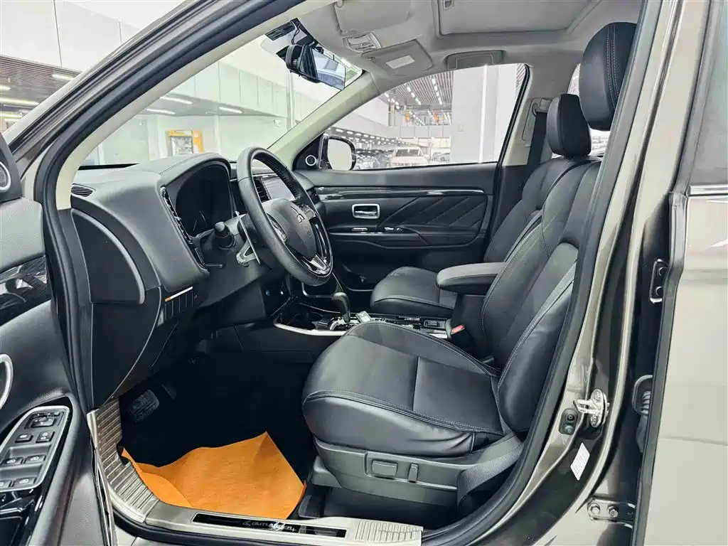 MITSUBISHI OUTLANDER