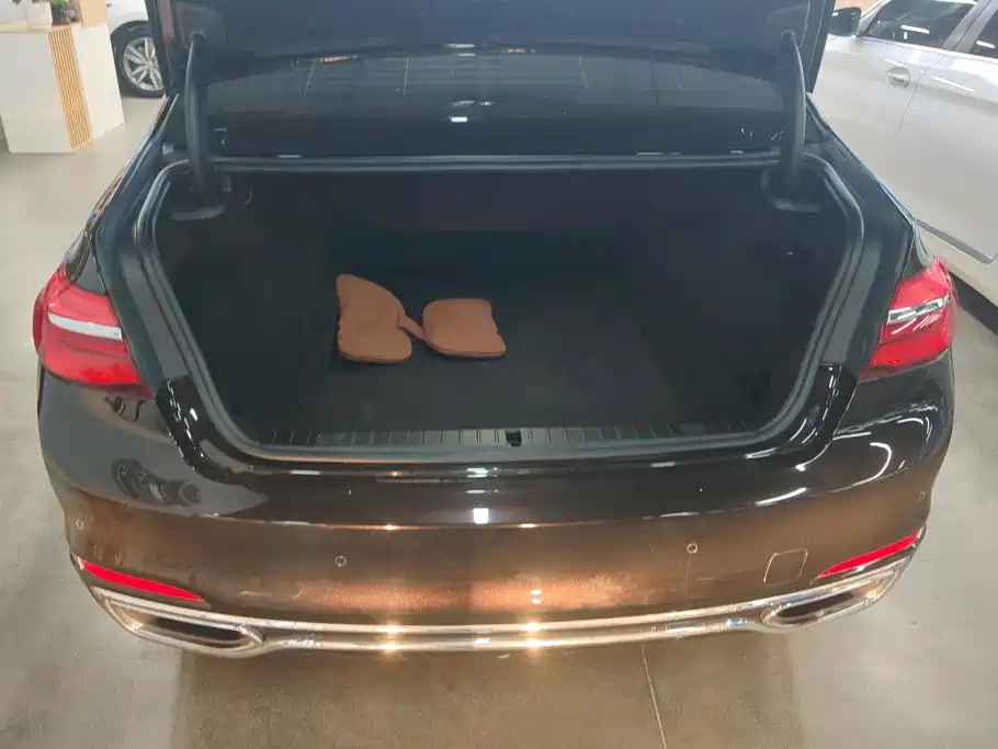 BMW 7 Series — миниатюра 4